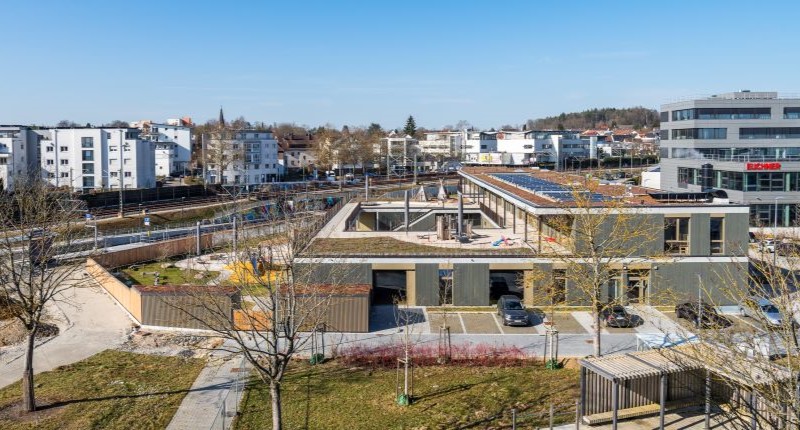 2_Kita +JUZ Leinfelden-Echterd._02_8121082-B3-red_ 1,86